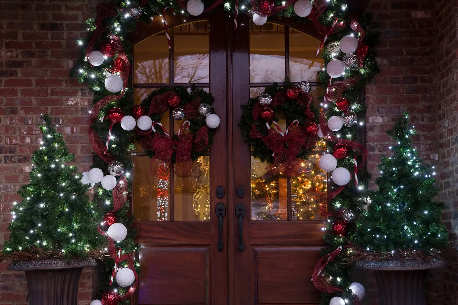 Light ways to decorate your front door for Christmas