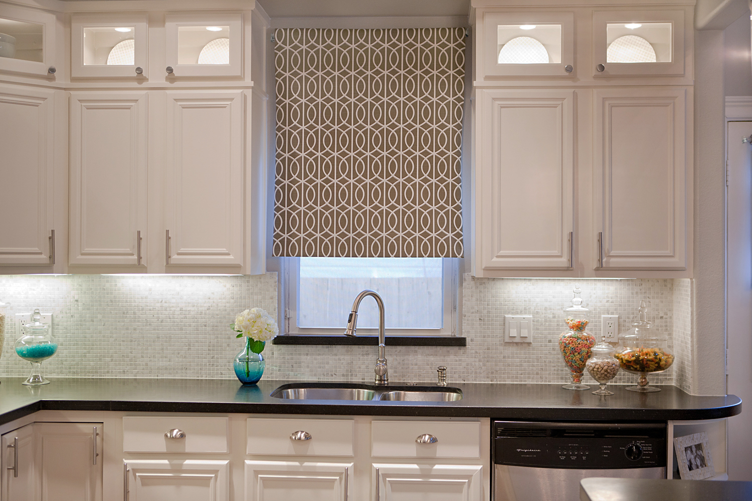 Choosing the right kitchen window treatments - Interior ...