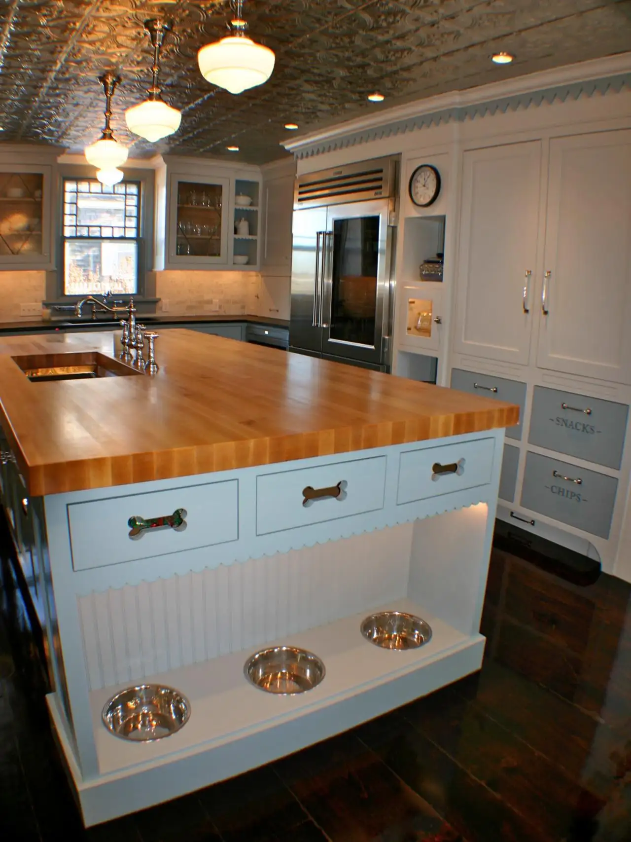 Pet-food cabinet with bowls