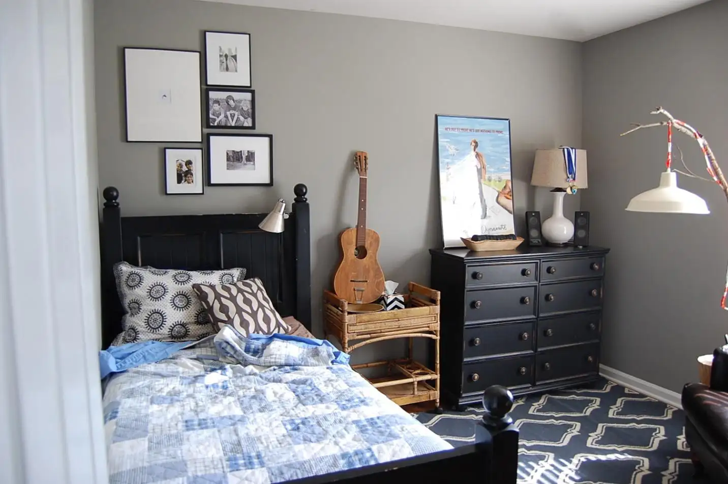 A teen boy bedroom with a retro feel