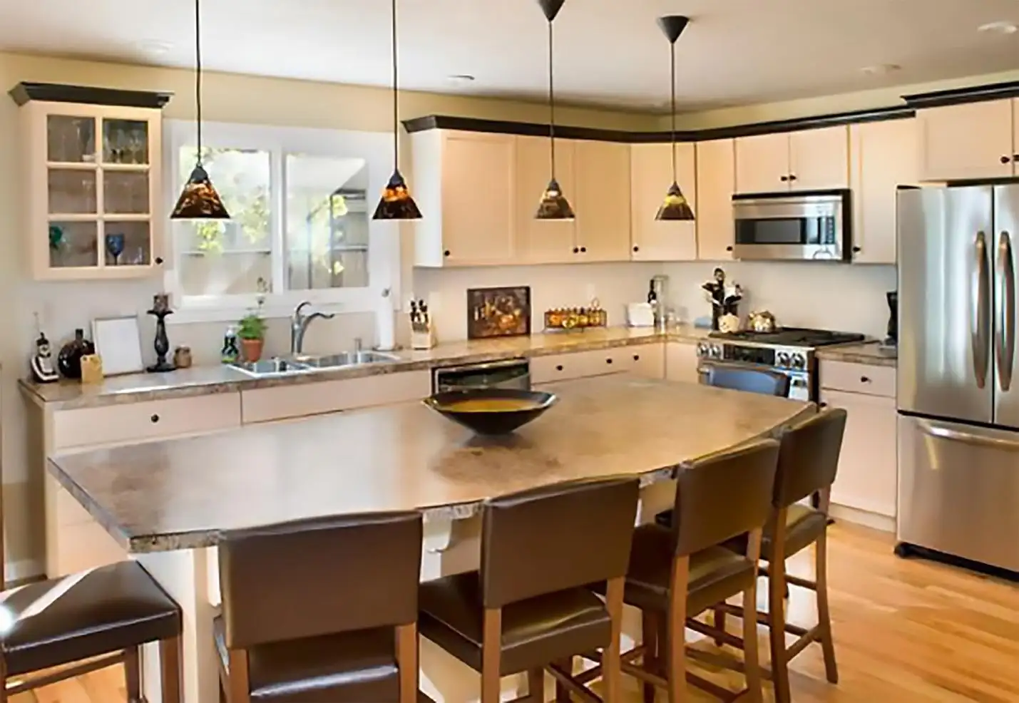 Contrasting Crown molding on Kitchen Cabinets