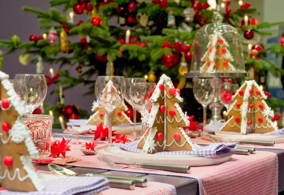 Charming Christmas table decorations and settings