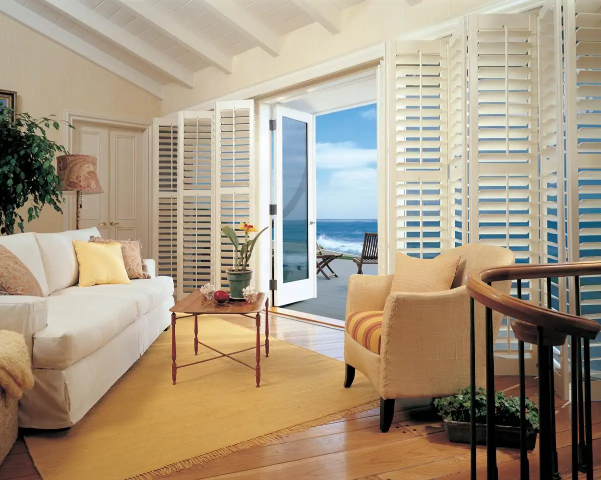 Folding plantation shutters