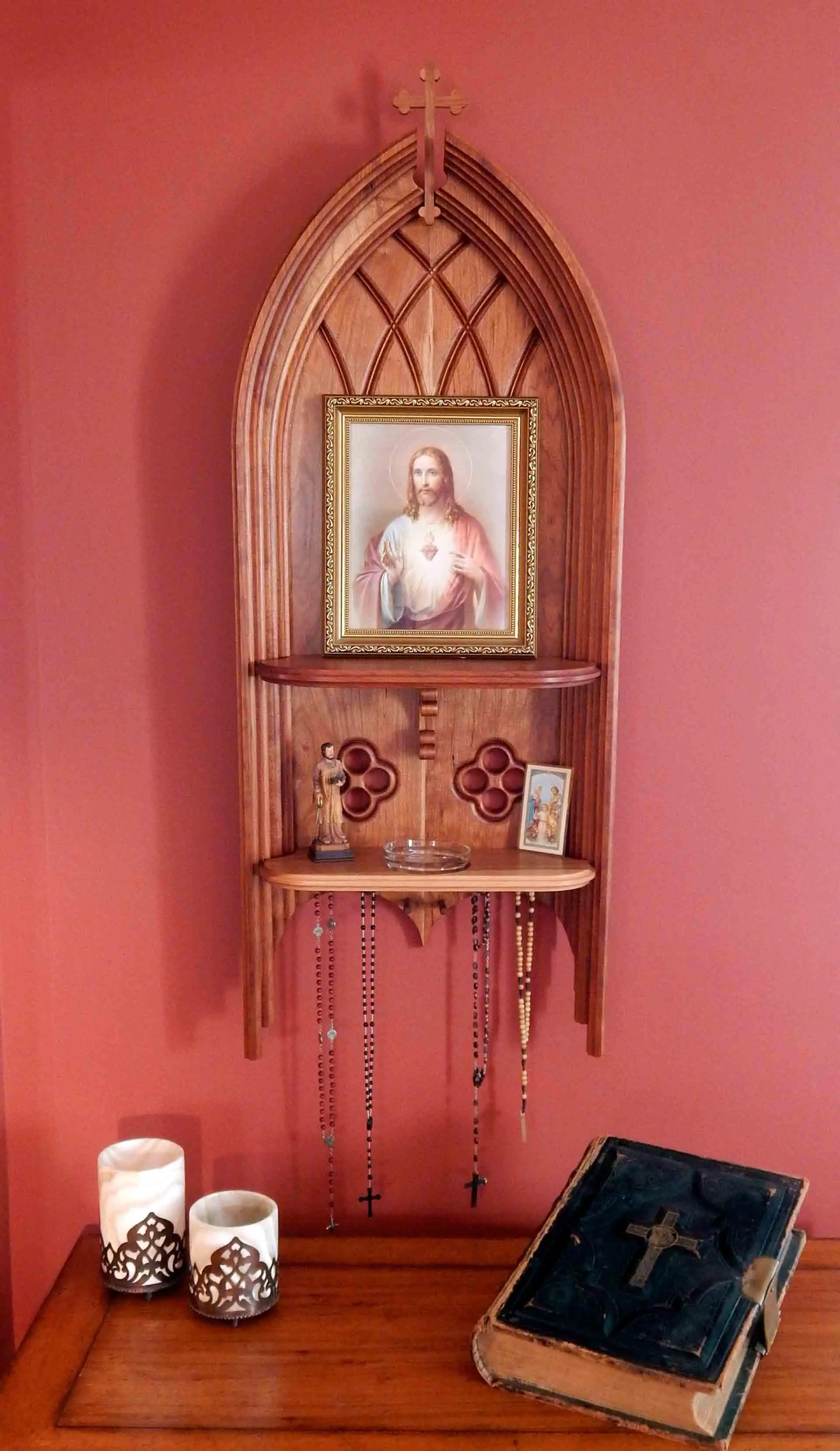 Christian home d?cor using religious trinkets