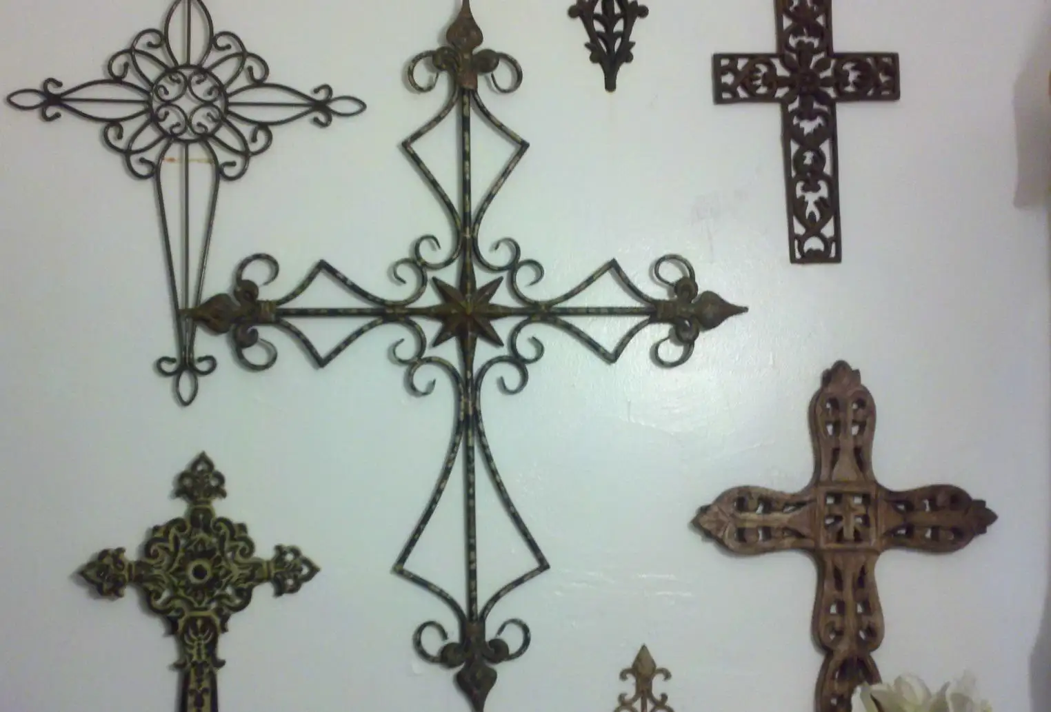 Christian home d?cor using religious trinkets