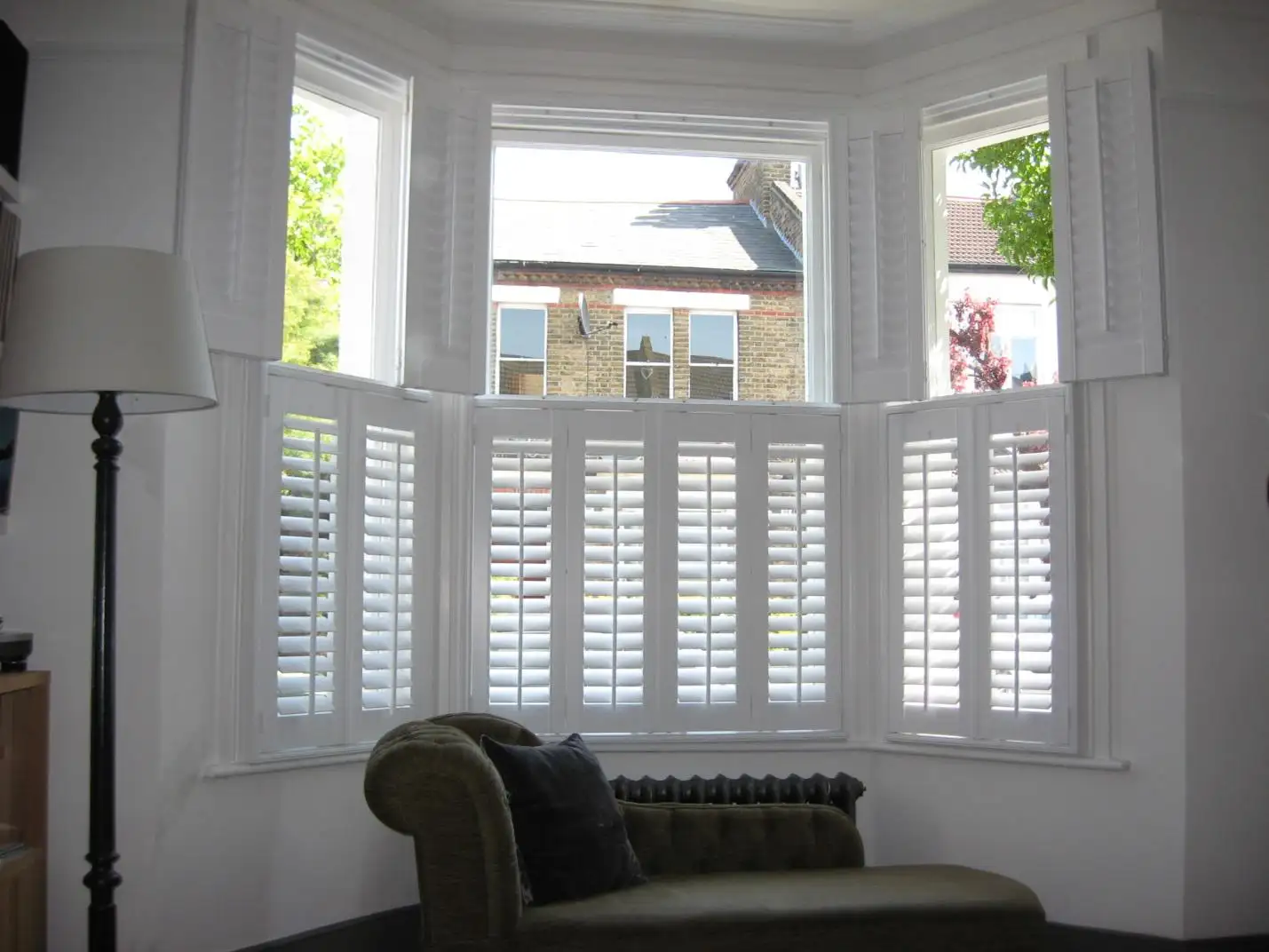 Tier-on-tier plantation shutters