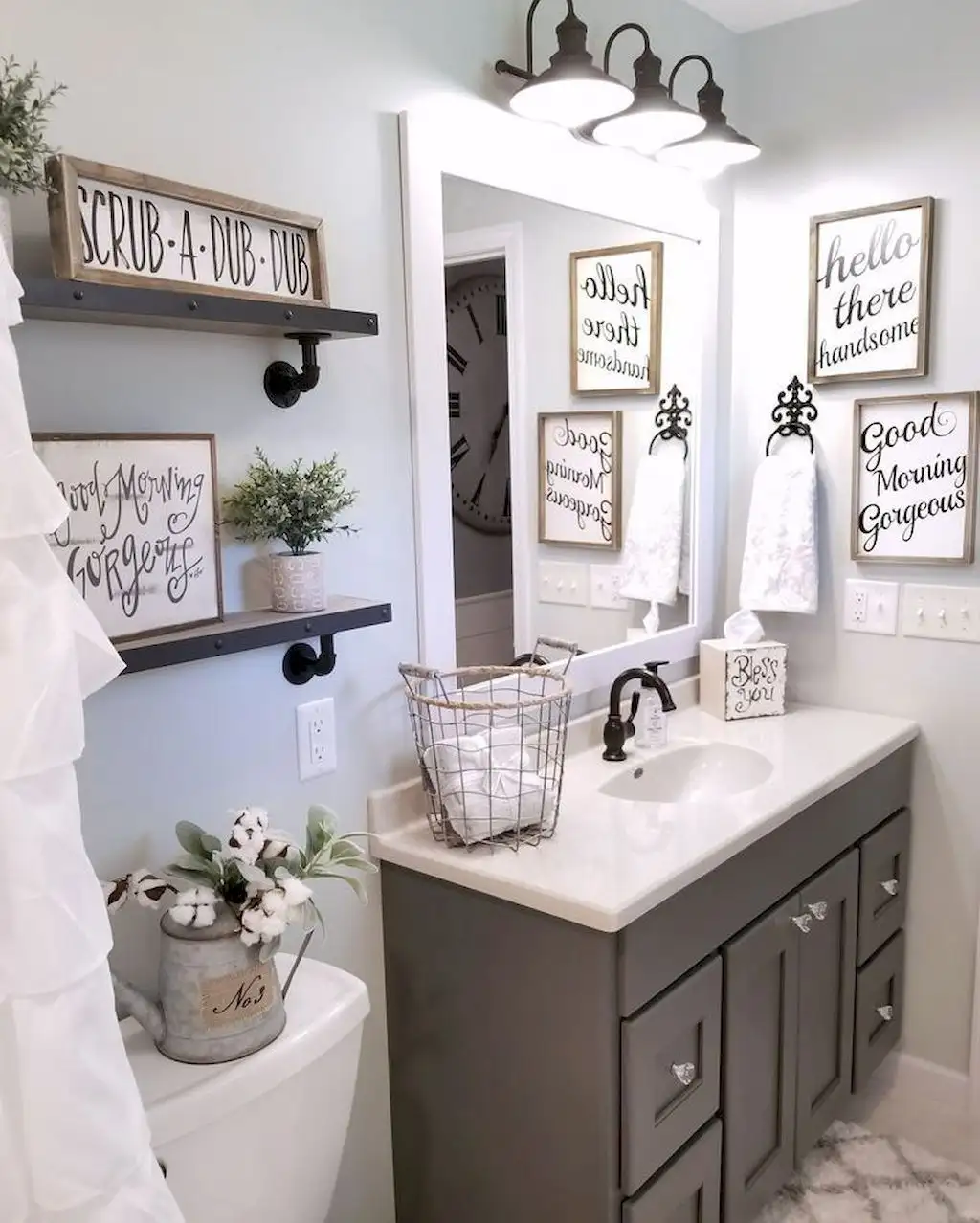 Country (Farmhouse) Bathroom Decor